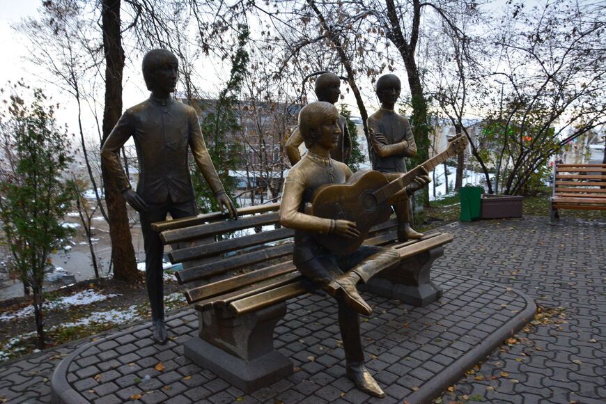 Памятник Битлз в Алматы