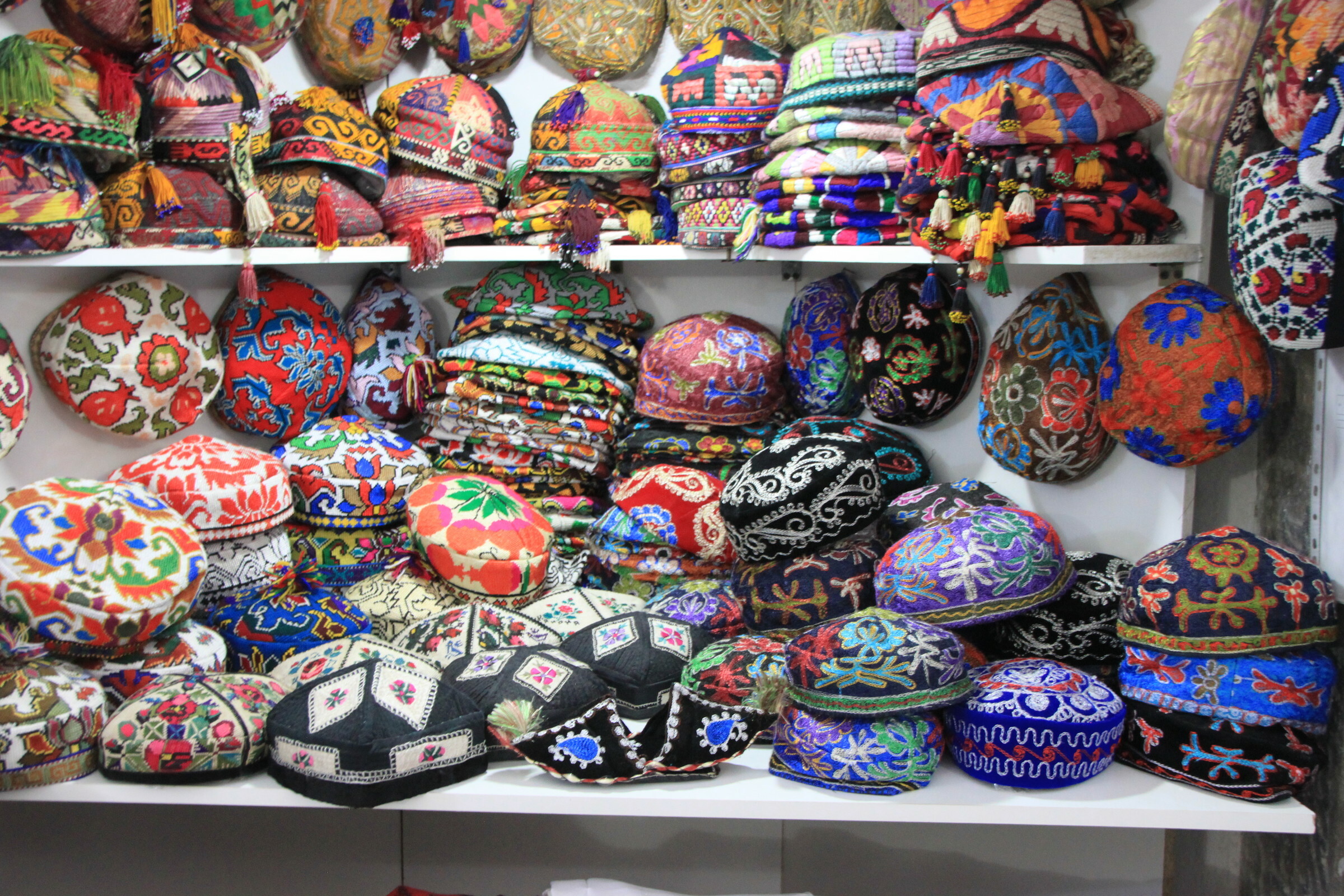 Что купить в ташкенте. Торговый купол токи-Тельпак-Фурушон. Сувениры из Узбекистана. Узбекские национальные сувениры. Таджикские национальные сувениры.