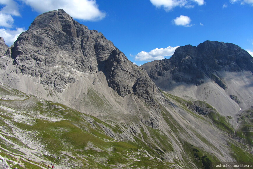 Вершина Großer Krottenkopf слева, внизу едва видна наша тропинка.