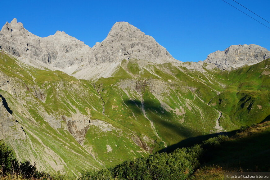 Гора Мутлеркопф, у подножия которой расположено хюте.