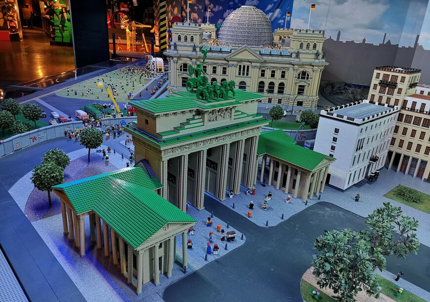 Бранденбургские ворота из деталей Лего
