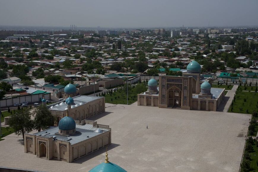 Мечеть Тилля-Шейх между мавзолеем и медресе (по центру слева)