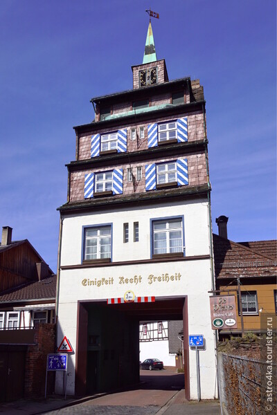 Старинный дом Reichspräsidenten с прекрасным карильоном (Glockenspiel), играющим известные мелодии в определенное время. 