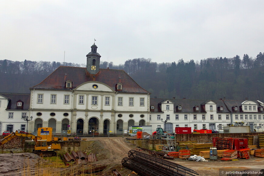  Барочный комплекс центра с исторической ратушей, в которой расположен музей монастыря Хельмарсхаузен, которого уже нет.