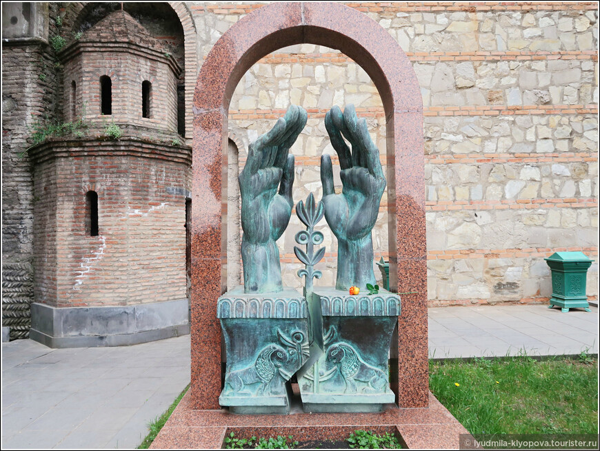 Могила художника Ладо Гудиашвили