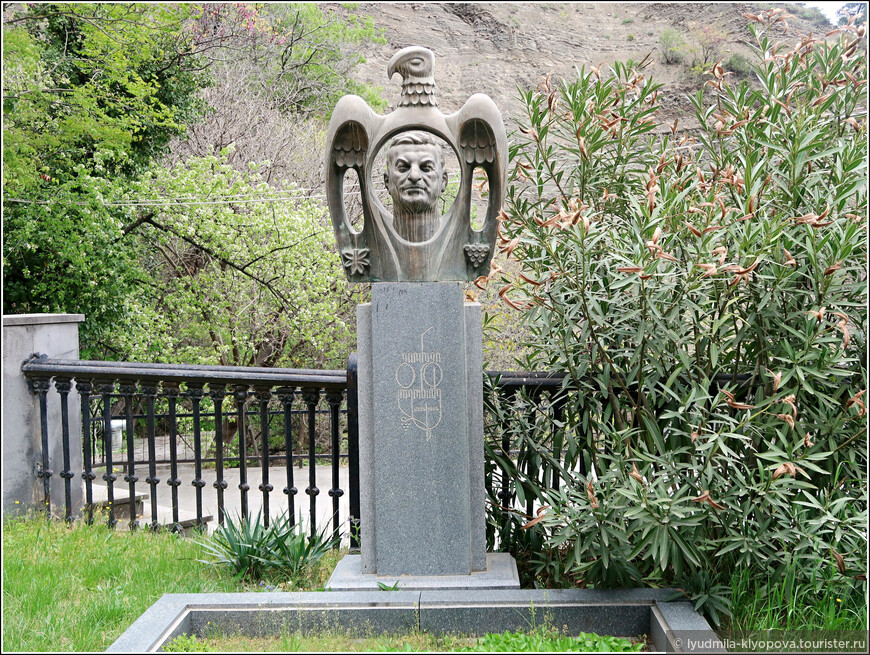Могила поэта Георгия Леонидзе