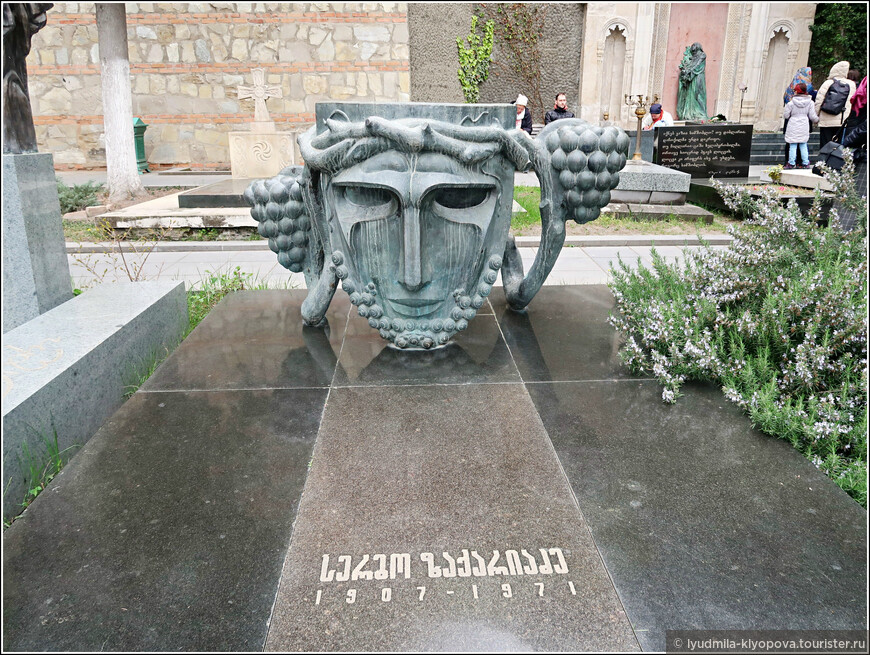 Надгробие народного артиста СССР Серго Закариадзе (мы помним его по фильмам «Отец солдата», «Суета сует» и другим)