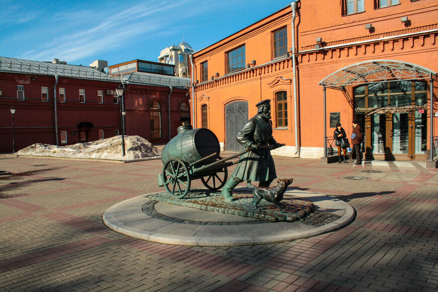 Памятник Водовозу перед зданием Водонапорной башни