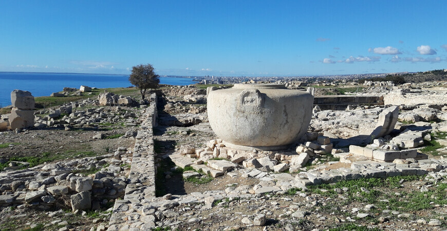 Место археологических раскопок Аматус - и удивительная колизейная ваза в Акрополе
