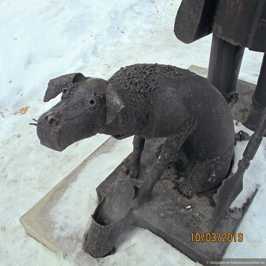 Собака-поводырь. Скульптура у Музея изобразительных искусств