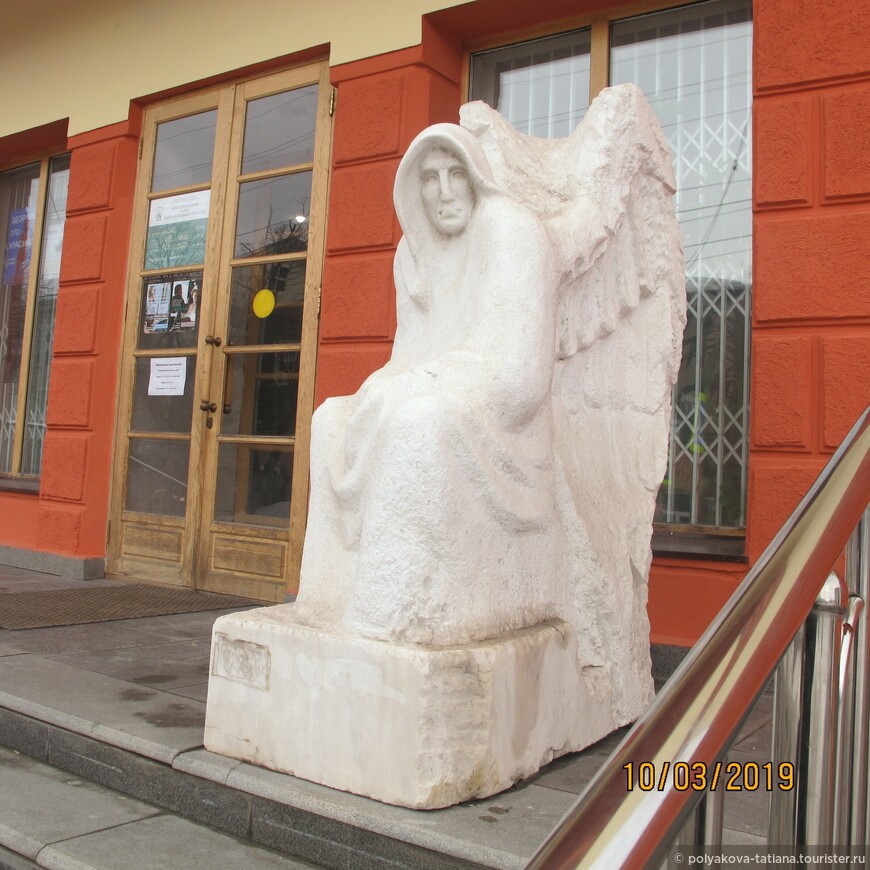 Скульптура ангела у Музея изобразительных искусств