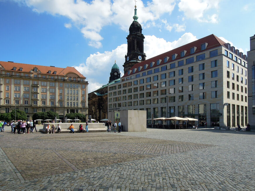 Галерея Altmarkt со стороны одноименной площади