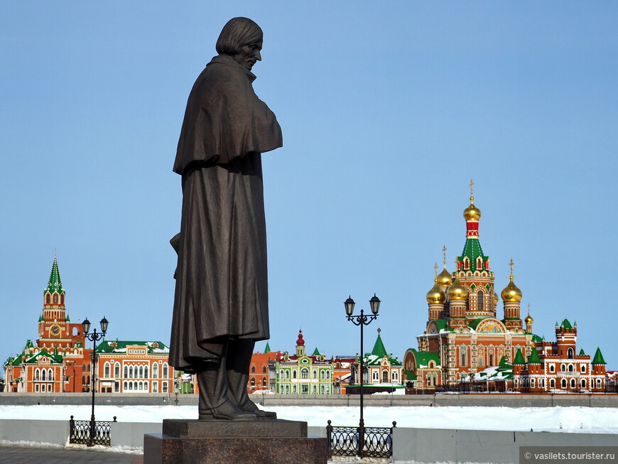 Гоголь о чем то задумался между Кремлем и храмом