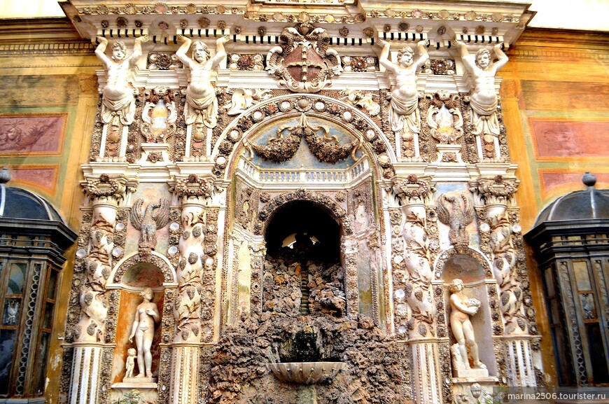 Фрагмент декора фонтана во внутреннем дворе палаццо Мирто