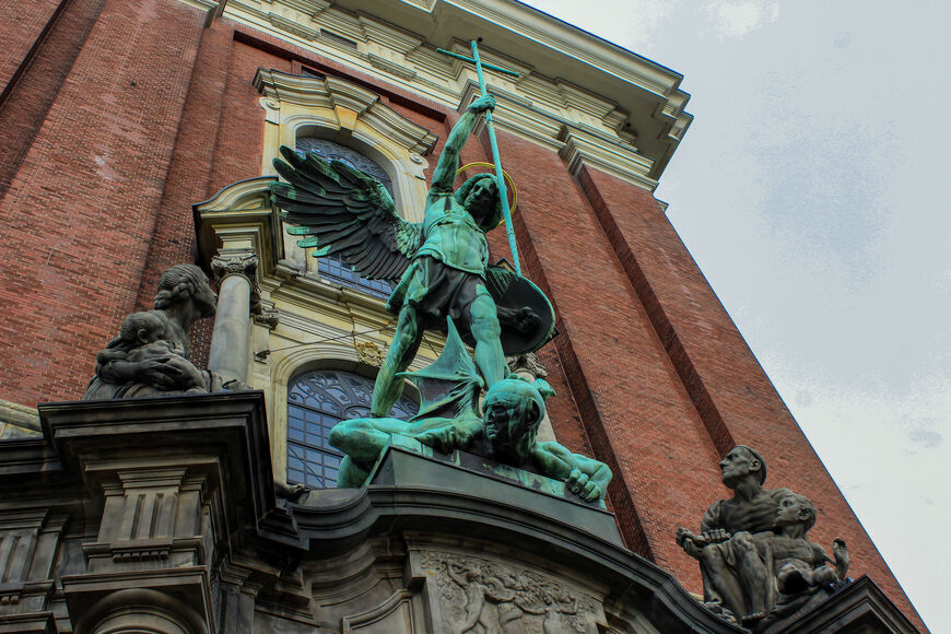 Скульптурная композиция над входом в церковь Св. Михаила.