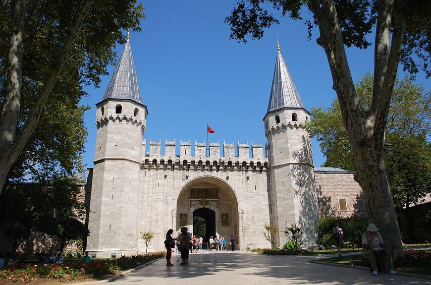 Ворота во 2-й Двор дворца — Диван Мейданы