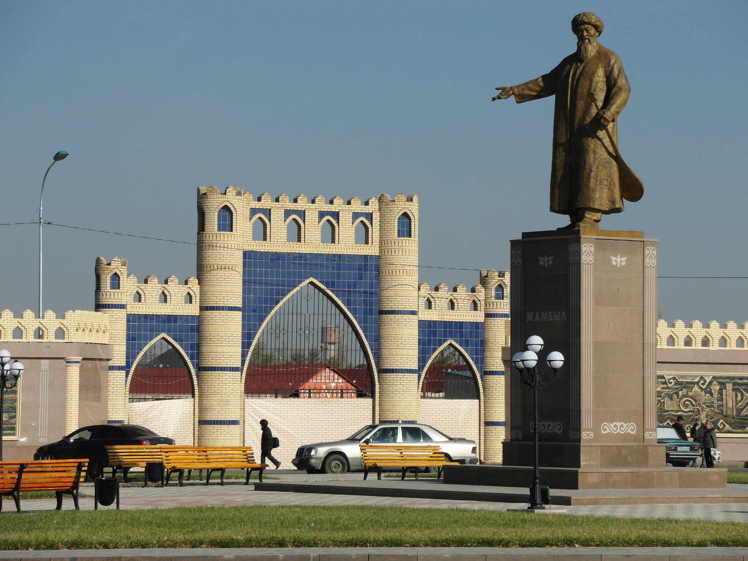 Тараз цены. Джамбул город в Казахстане. Тараз Джамбул Казахстан. Памятник Джамбулу Джабаеву. Тараз Казахстан центр города.