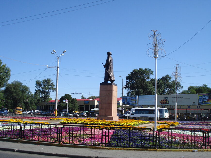 Ретро фото: памятник Джамбулу Джабаеву на оригинальном постаменте из розовых гранитных плит