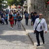 Туристы гуляют по Пловдиву