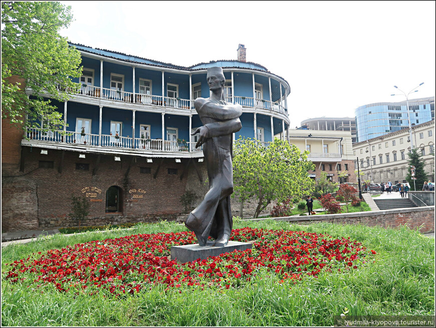 Памятник архитектору Шота Кавлашвили      