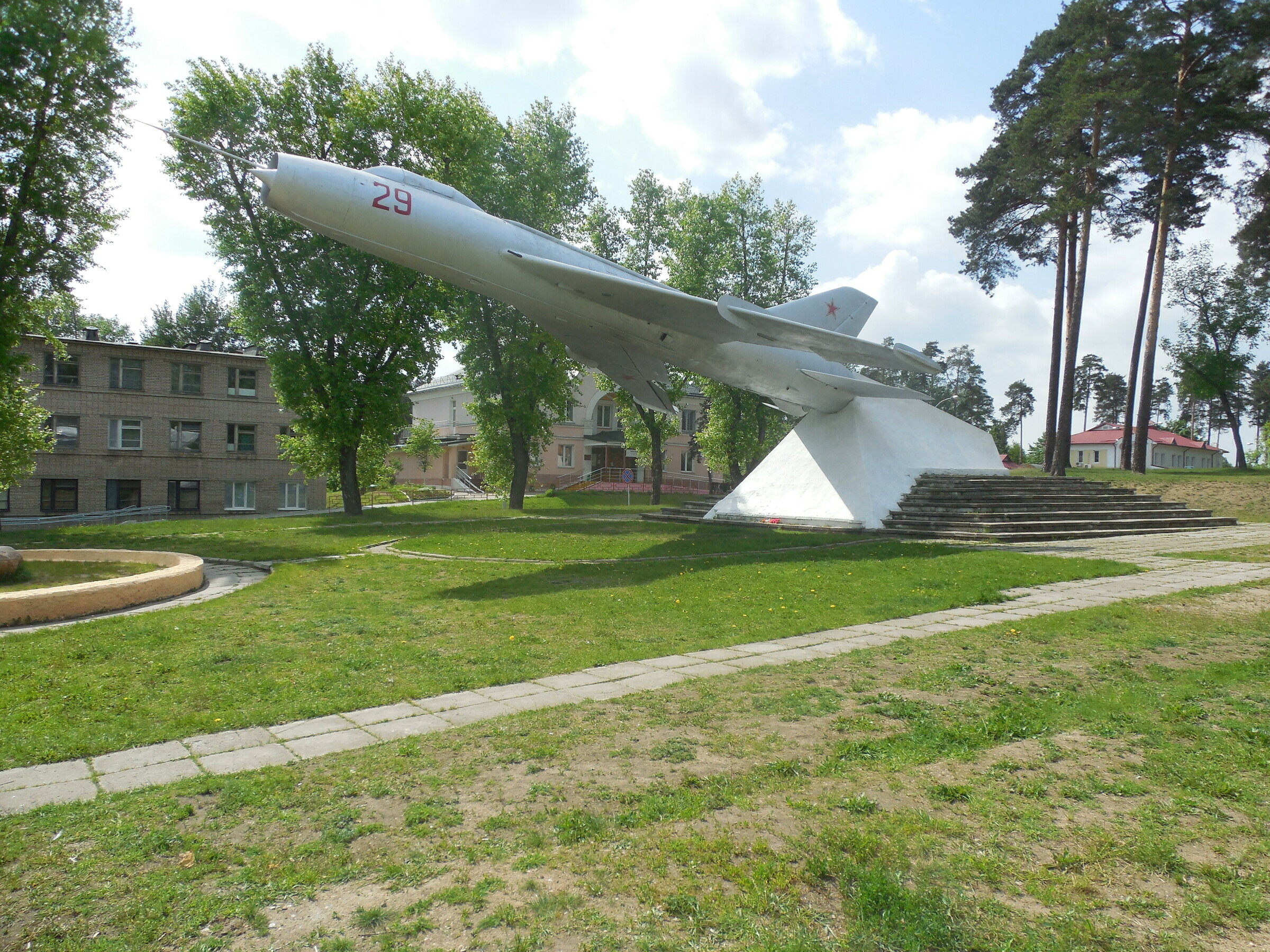 Самолет на минском. Самолет-памятник Су-25. Самолёт-памятник Су-7б Хабаровск. Люберцы памятник Су 27. Памятник самолет в Псковской области.