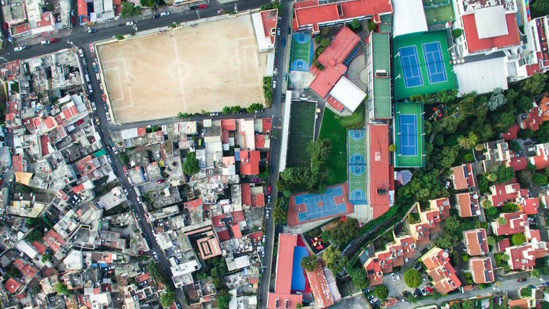 В райое La Malinche встречаются богатые районы по соседству. Эта частная школа предлагает теннис, баскетбол и хорошо ухоженный бассейн, в то время как по соседству есть только футбольное поле.