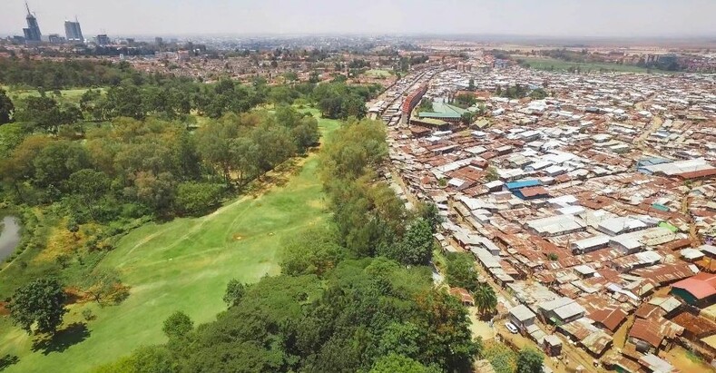 Хаос, шум и плотность трущоб аккуратно соседствуют с упорядоченным спокойным зеленым цветом Королевского гольф-клуба Найроби.