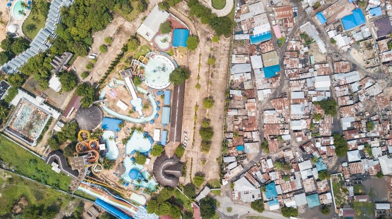 Аквапарк Kunduchi Wet-n-Wild - это игровая площадка для богатых жителей Дар-эс-Салам, чтобы расслабиться в гнетущей жаре и влажности. Однако через забор скромная рыбацкая деревня существует в простой и совершенно отдельной реальности бедности.