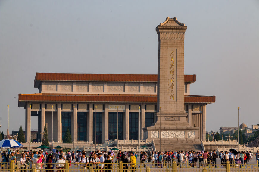 Мавзолей Мао Цзэдуна и Монумент народным героям