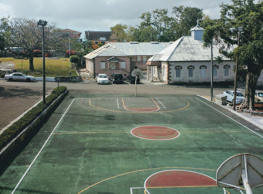 Баскетбольная площадка при церкви