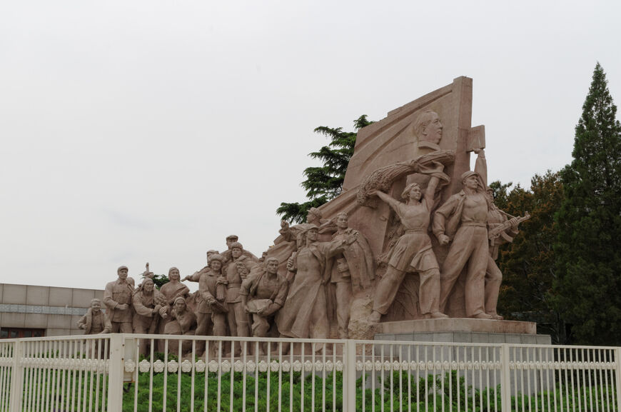 Скульптурная композиция перед мавзолеем Мао Цзэдуна