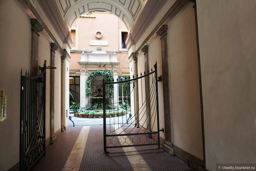 Отель в римском дворике на Национале, по моему очень мило.