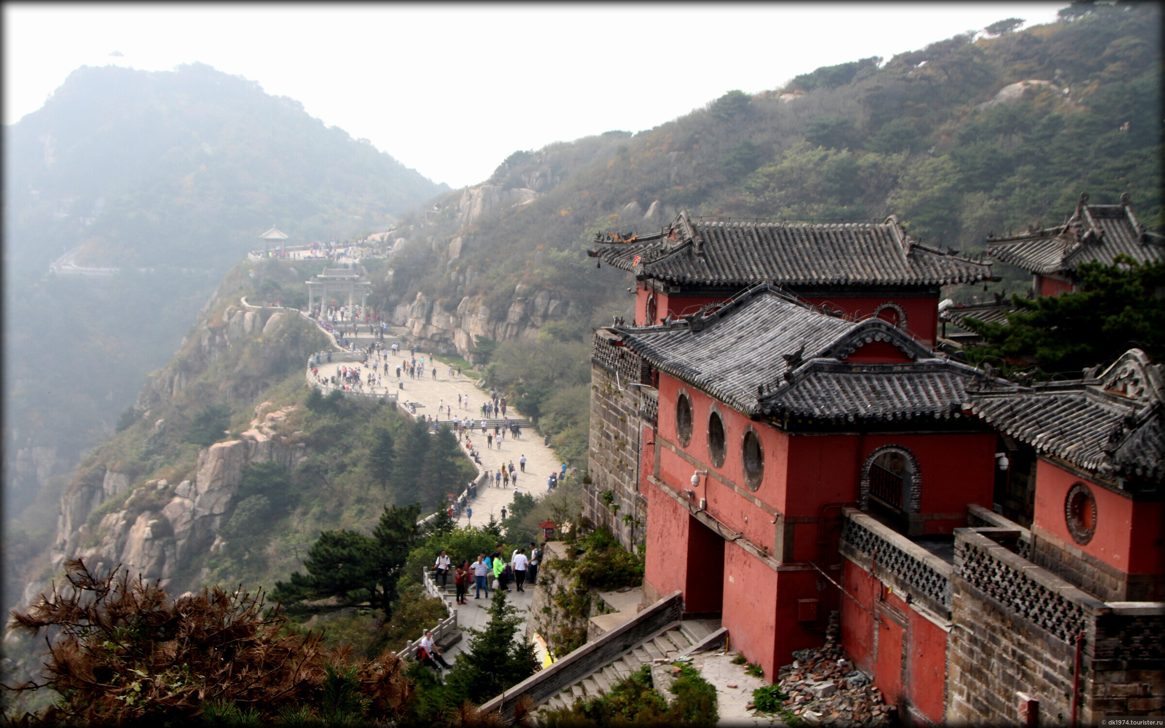 Город на горе в китае. Священная гора Тайшань. Гора Тайшань (провинция Шаньдун). Даосский храм, гора Тайшань. Гора Тай Китай.