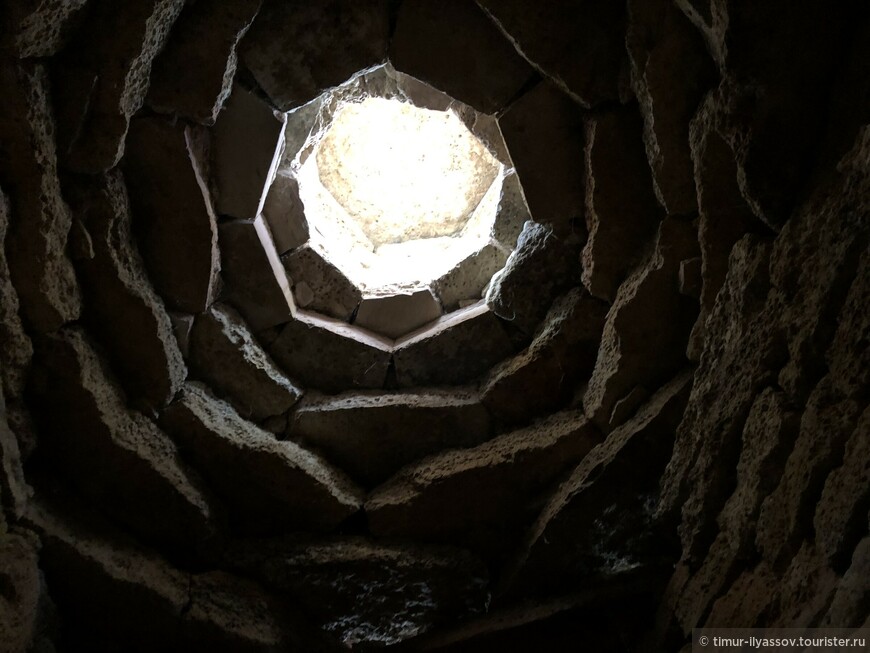 Своды подземной мечети образовывают колодец, через который в подземелье проникает солнечный свет