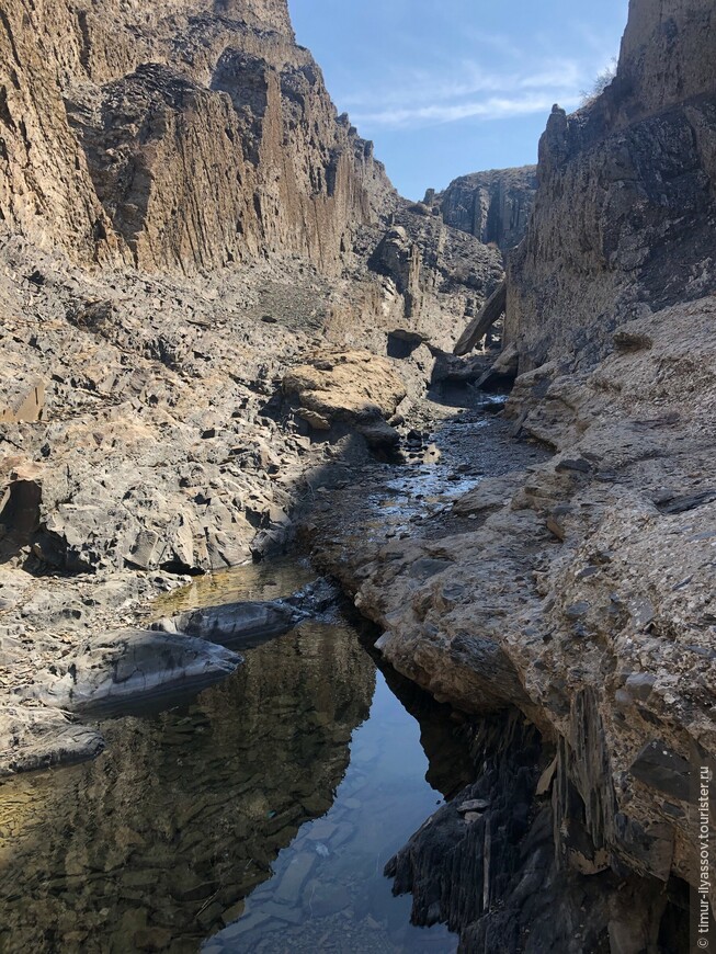 По дну ущелья Карагие проходит небольшая река, источником которой являются родниковые воды
