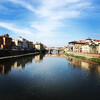 Вид на реку Арно и старый мост Ponte Vecchio.