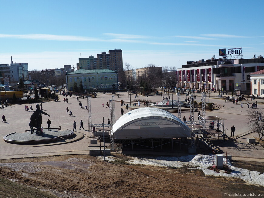 Центральная площадь Дмитрова - Советская. Ближе к нам небольшая фигура Юрия Долгорукова, а в глубине площади совсем маленький Ленин