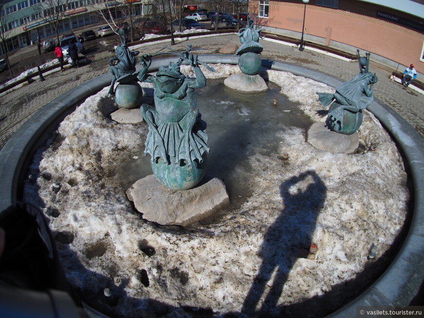 Знаменитый фонтан Ожидание с 4 лягушками, ждущими своих принцев
