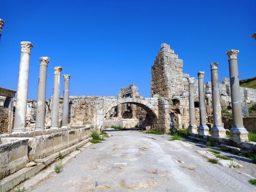 Руины античного города Перге