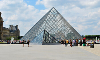 Музей Лувр и сервис Airbnb проводят конкурс для туристов 