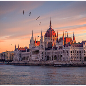 Здание Венгерского парламента на рассвете.