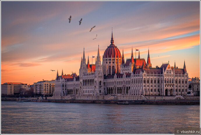 Здание Венгерского парламента на рассвете.