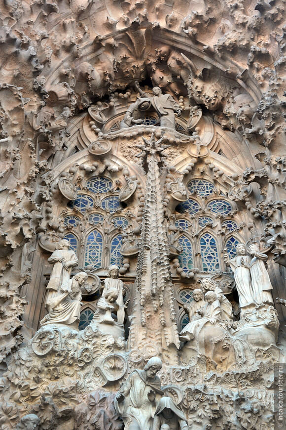 Фасад храма Святого Семейства (Саграда Фамилия). Барселона. Антонио Гауди. Витражи.