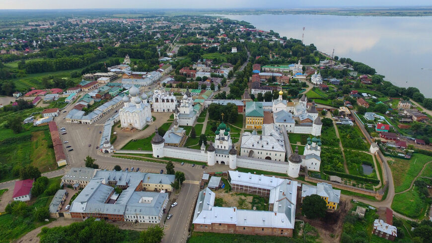 Панорамный вид на территорию кремля Ростова