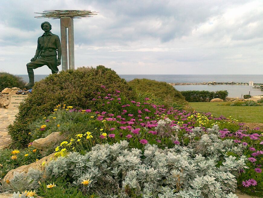  Монумент Георгиоса Гриваса на фоне залива