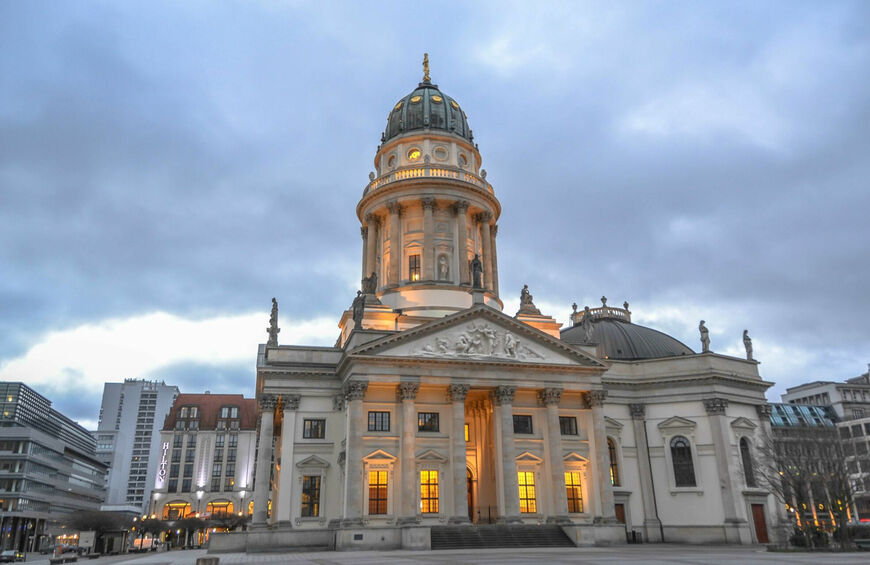 Вид на Немецкий собор со стороны площади Жандарменмаркт