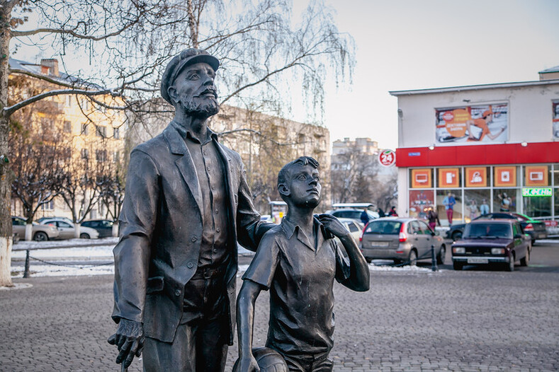 Памятник диктору Левитану во Владимире