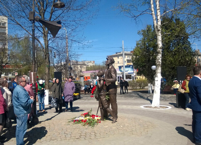 Памятник диктору Левитану во Владимире