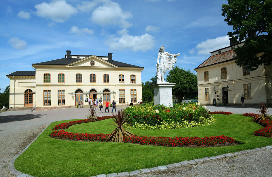 Дворец Дроттнингхольм в Стокгольме