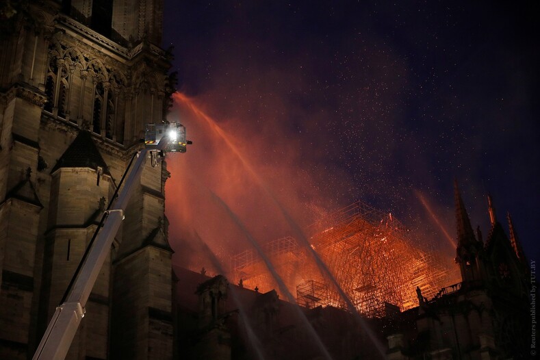 Страшный пожар в Нотр-Дам-Де-Пари, Париж, Франция